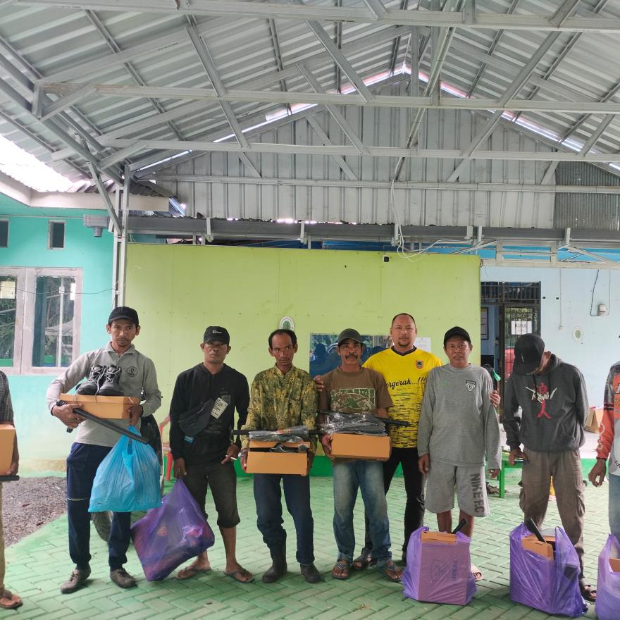 PEMDES DESA BAWAHAN SEBERANG SERAHKAN SERAGAM LINMAS